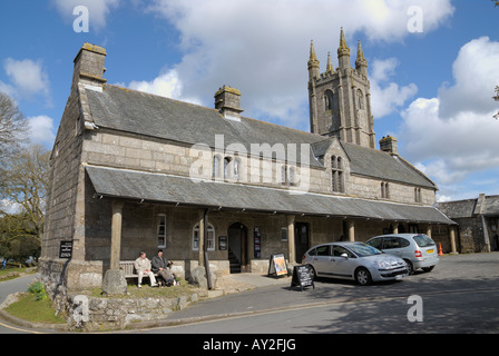 Das Haus der Kirche / Sexton Ferienhaus in Widecombe-in-the-Moor, Devon, England, mit St Pancras Kirche im Hintergrund. Stockfoto