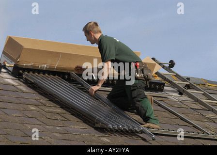 Wasser Heizung Solar Wasserheizung Solaranlage auf dem Dach eines Hauses in Südengland installiert wird Stockfoto