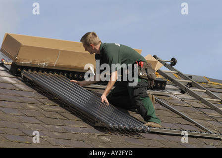 Wasser Heizung Solar Wasserheizung Solaranlage auf dem Dach eines Hauses in Südengland installiert wird Stockfoto