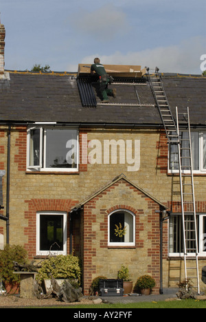 Wasser Heizung Solar Wasserheizung Solaranlage auf dem Dach eines Hauses in Südengland installiert wird Stockfoto