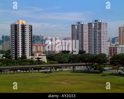 Apartment-Hochhäuser und MRT u-Bahn-Linie in Singapur Stockfoto