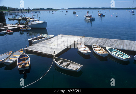 Kleine Boote am Hafen entlang der Küste von Maine USA Stockfoto