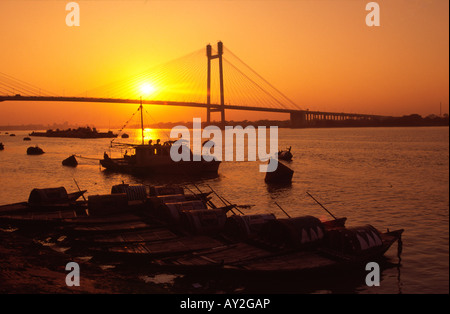 West Bengal Kalkutta in Indien Sonnenuntergang auf Vidyasegar Brücke über Hooghly River Stockfoto