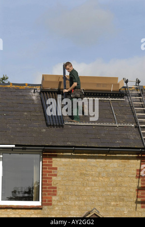 Wasser Heizung Solar Wasserheizung Solaranlage auf dem Dach eines Hauses in Südengland installiert wird Stockfoto