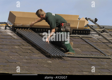 Wasser Heizung Solar Wasserheizung Solaranlage auf dem Dach eines Hauses in Südengland installiert wird Stockfoto