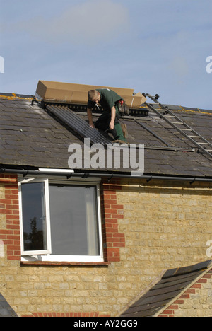 Wasser Heizung Solar Wasserheizung Solaranlage auf dem Dach eines Hauses in Südengland installiert wird Stockfoto