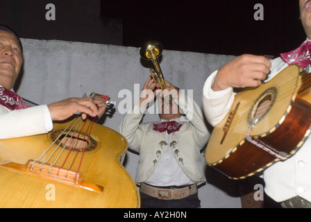 Mariachi-Musiker spielen für Gäste auf einer Party. Stockfoto