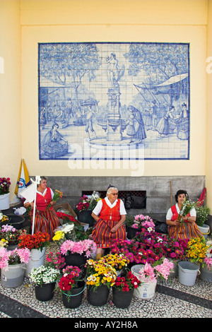 Verkäufern in traditioneller Tracht außerhalb der Mercado Dos Lavradores Funchal Madeira Portugal Stockfoto
