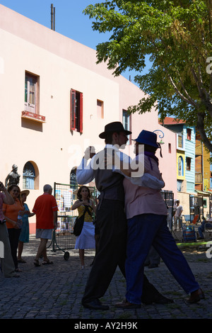 Tangotänzer mit Touristen vor bunten Gebäuden im Caminito La Boca Buenos Aires Argentinien Südamerika Stockfoto