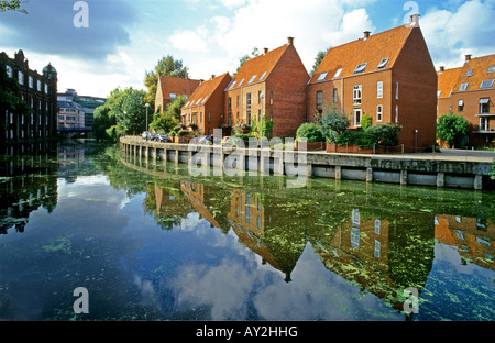 Nördlichen Flussufer Wohnsiedlung auf eine historische Stätte neben dem Fluss Wensum in Norwich Norfolk England UK EU Stockfoto