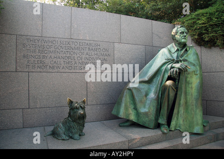 Eine Skulptur für den 32. Präsidenten, Franklin D Roosevelt, neben seinem Hund Fala am FDR Memorial, Washington DC. Stockfoto