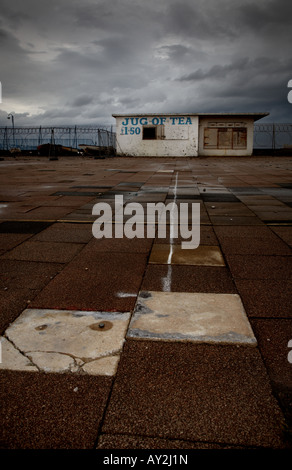 heruntergekommenen Sie verfallenen Tee und Erfrischungen Hütte direkt an der Strandpromenade in Morecambe in Lancashire Stockfoto