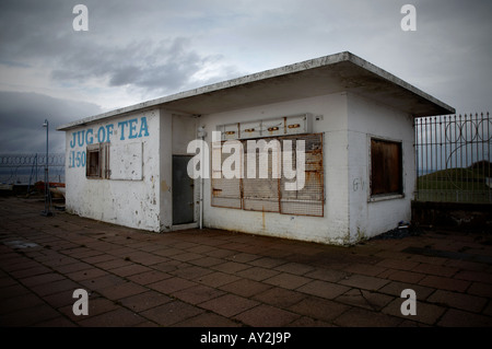 heruntergekommenen Sie verfallenen Tee und Erfrischungen Hütte direkt an der Strandpromenade in Morecambe in Lancashire Stockfoto