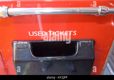 Verwendet Ticketbox auf alten Stil London Bus Stockfoto