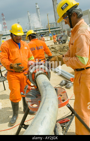 Die allgemeine Lazaro Cardenas-Raffinerie in Pumpenpaket ist Mexiko s älteste Prozessor von Rohöl und wird renoviert. Stockfoto