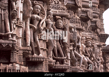 Stein geschnitzte Frauengestalten auf Jain-Tempel auf der Spitze Shatrunjaya Hügels, Gujarat, Indien. Stockfoto