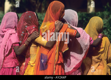 Indien, Rajasthan, Frauen in bunten saris Stockfoto