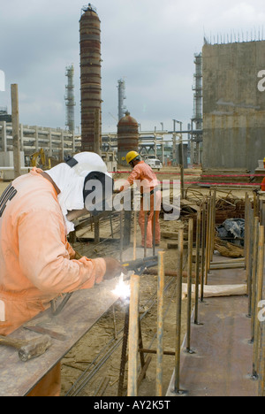 Die allgemeine Lazaro Cardenas-Raffinerie in Pumpenpaket ist Mexiko s älteste Prozessor von Rohöl und wird renoviert. Stockfoto