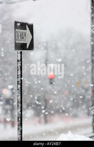 Nahaufnahme von Straßenschild während eines Schneesturms Stockfoto