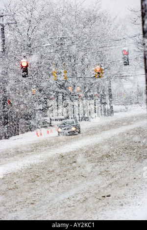 New England Straße während eines Schneesturms Stockfoto