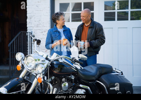 Senior-African-American paar neben Motorrad Stockfoto