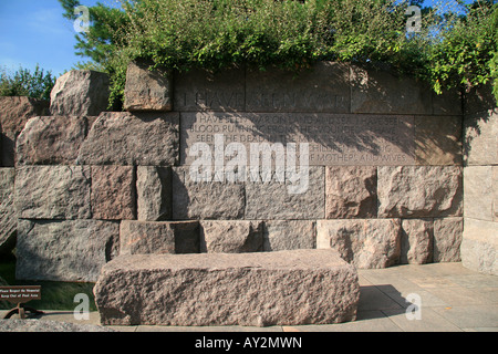 Eine gravierte Mauer an der Franklin Delano Roosevelt Memorial, Washington DC mit einem berühmten Zitat FDR. Stockfoto