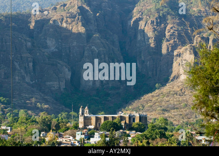 Die schier senkrechten Felswänden des Tepozteco Gebirges erheben sich über die Kirche und das Kloster der Geburtskirche in Tepoztlan Morelos Stockfoto