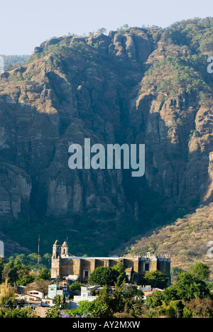 Die schier senkrechten Felswänden des Tepozteco Gebirges erheben sich über die Kirche und das Kloster der Geburtskirche in Tepoztlan Morelos Stockfoto