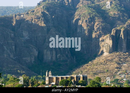 Die schier senkrechten Felswänden des Tepozteco Gebirges erheben sich über die Kirche und das Kloster der Geburtskirche in Tepoztlan Morelos Stockfoto