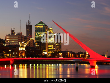 Dique No3 und Brücke Puente De La Mujer Bruecke beleuchtet in der Nacht in Puerto Madero Buenos Aires Argentinien Südamerika Stockfoto