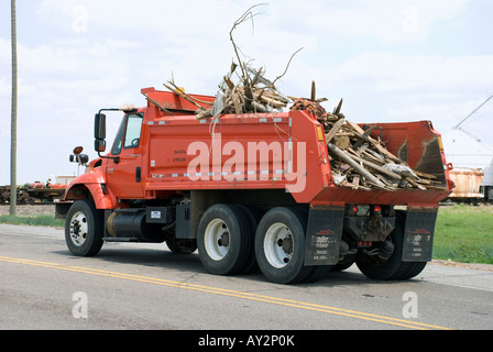 Muldenkipper schleppen Trümmer Greensburg, Kansas nach einem starken tornado Stockfoto
