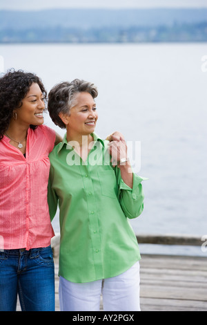African American Mutter und Erwachsene Tochter umarmt Stockfoto
