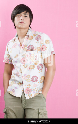 Junge Hispanic Mann mit Händen in den Taschen Stockfoto