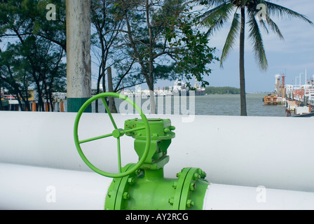 Ein System von Kanälen raffinierten Kohlenwasserstoffe zu Tankern trägt und erhält auch eingehende Rohöl an Pemex Pajaritos Komplex Stockfoto