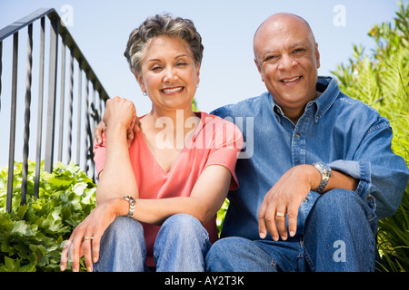 Senior-African-American paar umarmt Stockfoto