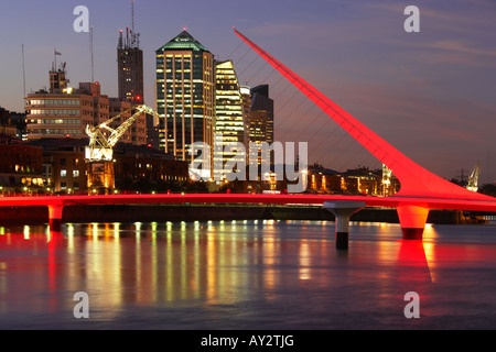 Dique No3 und Brücke Puente De La Mujer Bruecke beleuchtet in der Nacht in Puerto Madero Buenos Aires Argentinien Südamerika Stockfoto