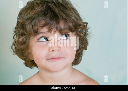 Spanische Jungen suchen seitwärts Stockfoto