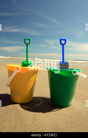 zwei Eimer am Strand mit Schaufeln sand Stockfoto