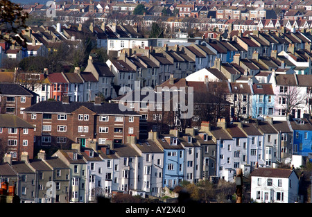 Städtischen Dachlandschaft der viktorianischen Terrassen erstreckt sich in Richtung der South Downs in Brighton, Sussex Stockfoto