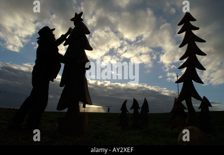 Skurrile Weihnachtsbäume aus recyceltem Holz von fürsorglichen Künstler gemacht. Stockfoto