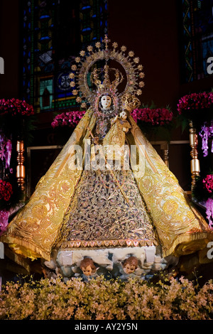 Eine reich verzierte Ikone der Jungfrau Maria bekannt als La Naval thront in Sto. Domingo Kirche in Quezon City, Philippinen Stockfoto