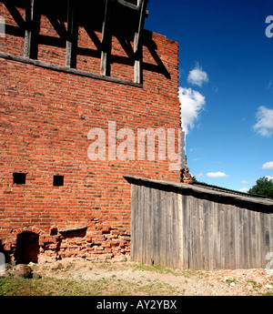 Burgmauer aus rotem Backstein und Holz Eves und Holzschuppen Stockfoto