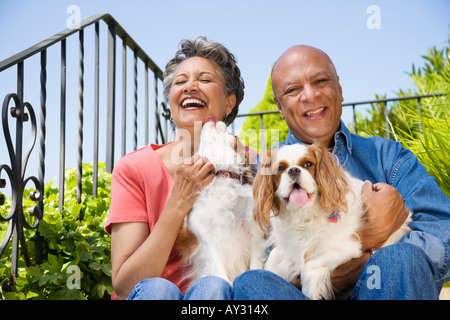Senior-African-American Paar mit Hunden Stockfoto