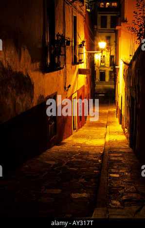 Engen Straßen beleuchtet in der Nacht in der kolonialen Bergbau Stadt Guanajuato Mexiko Stockfoto