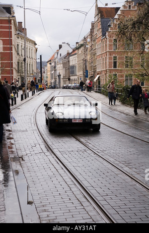 Porche Auto fahren auf einer Straße, die gemeinsam mit Straßenbahnen, in Gent, Belgien. Stockfoto