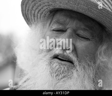 Alter Mann lange weiße Haare und Bart. Hut Augen ausdrucksstark Nahaufnahme schwarz & weiß nachdenklich Stockfoto