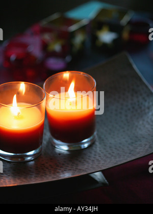 Nahaufnahme von brennenden Kerzen in zwei Gläsern Stockfoto