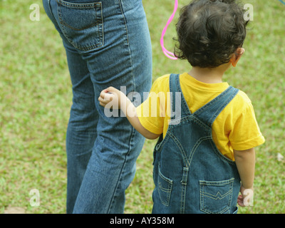 Rückansicht eines jungen mit seiner Mutter stehend Stockfoto