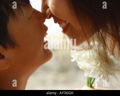 Nahaufnahme einer Mutter Angesicht zu Angesicht mit ihrem Sohn und lächelnd Stockfoto