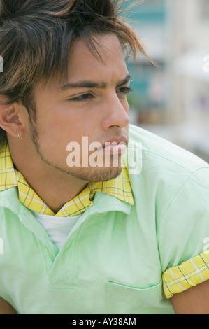 Junge Hispanic Mann auf der Suche auf der Seite Stockfoto